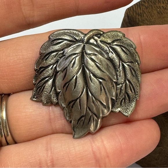 Vintage grape leaves silver tone dress clip - Picture 3 of 5